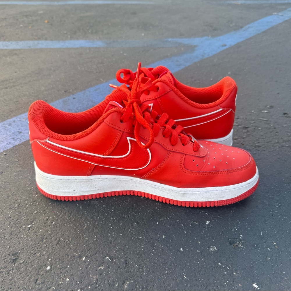 NIKE MENS AIR FORCE 1 LOW 07 SNEAKERS, SIZE US MENS 10, PICANTE RED/WHITE